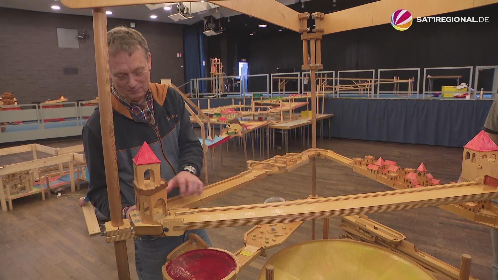 Video: Murmiland: Aufbau von kreativen Murmelbahnen in Hannover