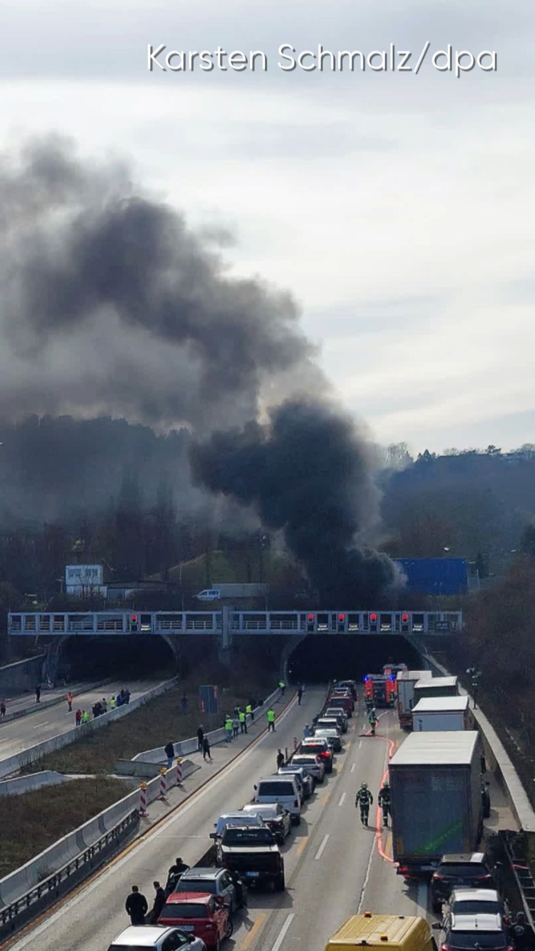 Video: Ludwigsburg: Rauchsäule über Engelbergtunnel