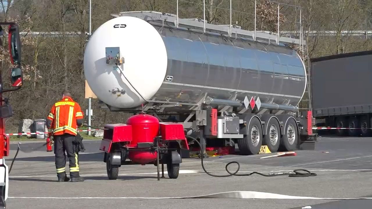 Video: Gefahrguteinsatz an der A3 bei Neumarkt: Aceton läuft aus Silo-Anhänger