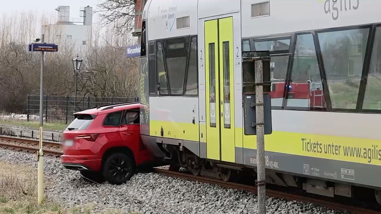 Video: Großes Glück in Coburg: Auto von Zug mitgeschleift – Fahrer unverletzt
