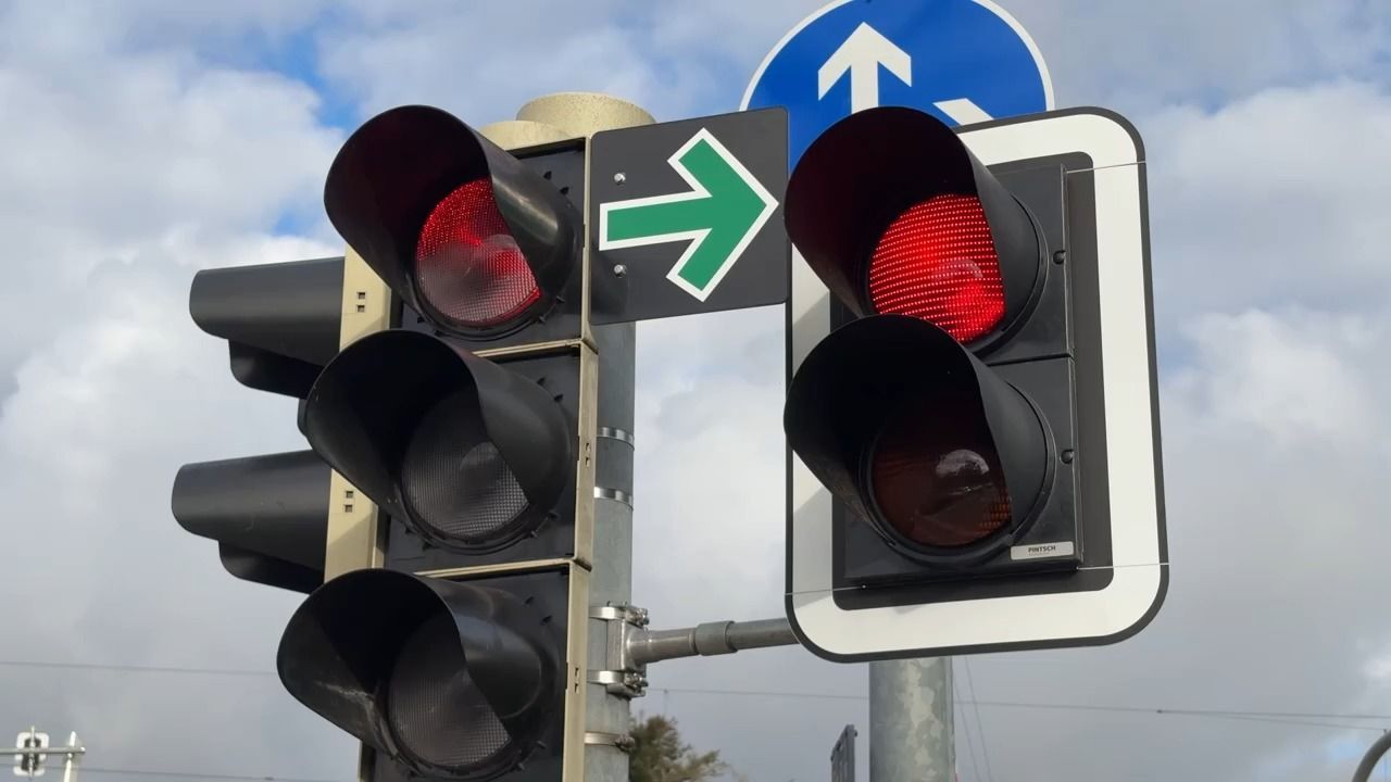 Video: Ampel-Chaos in Nördlingen: Doppelrot sorgt für Verwirrung