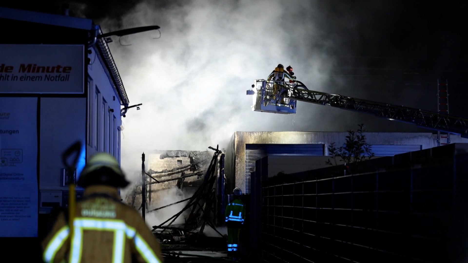Lagerhalle und Werkstatt in Duisburg abgebrannt