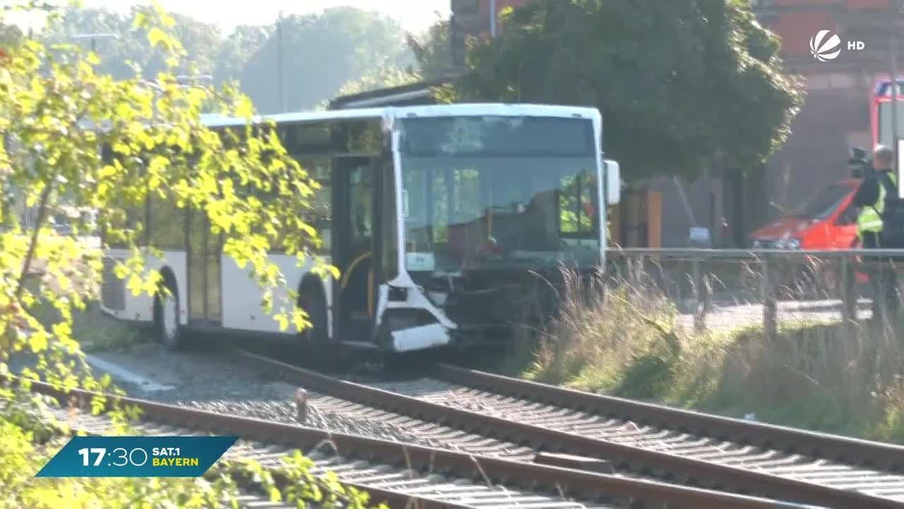 Unfall in Zirndorf: Linienbus gerät auf Bahngleise