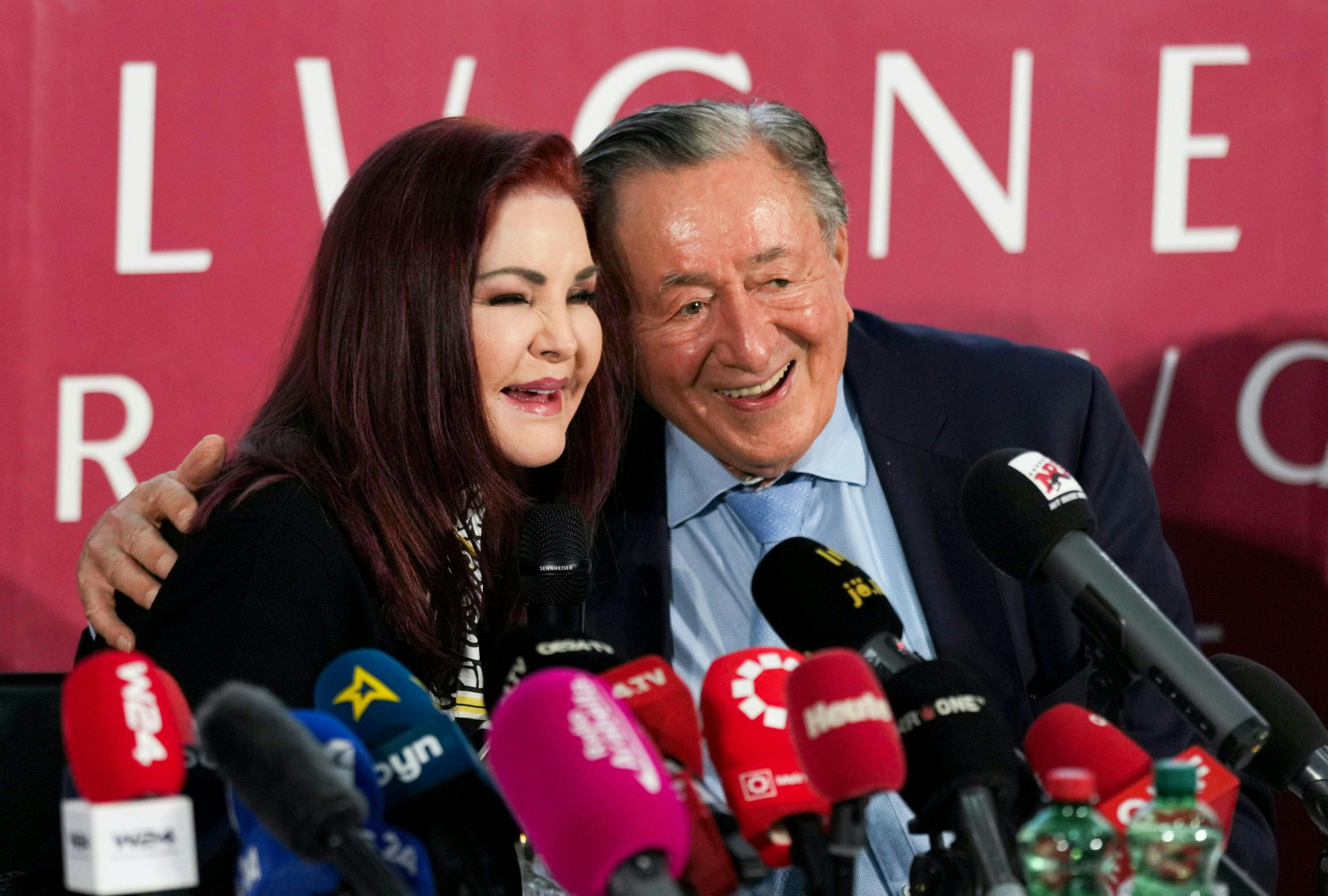 Lugner Opernballshow: Stargast Presley in Wien