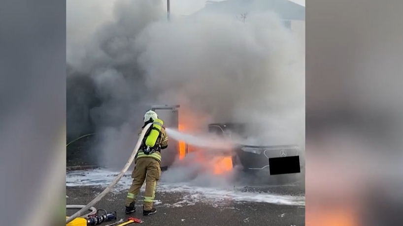 Video: Salzburg: E-Auto brennt an Ladestation