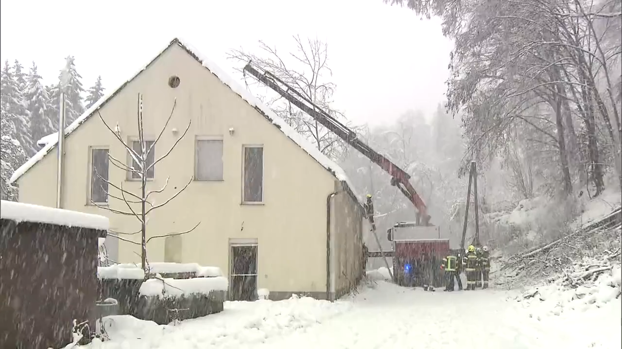 Video: Winter-Comeback: Schneewalze legt Österreich lahm